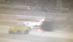 Máy bay bốc cháy, hành khách hoảng loạn bỏ chạy