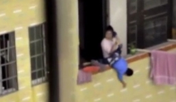 Video: Thót tim mẹ cầm chân con thả lủng lẳng từ ban công tầng 7