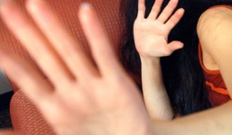 Chui xuống gầm giường vì bị phát hiện khi đang “yêu” bé gái