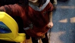 Trung Quốc: Bé gái 4 tuổi bị xích hai chân trên xe buýt