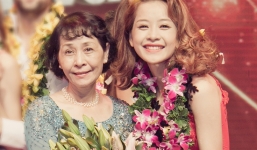 Chi Pu hạnh phúc bên mẹ và chị gái xinh đẹp