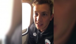 Chuyến bay náo loạn vì hành khách lao vào siết cổ một cầu thủ