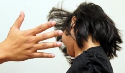 Bị yêu cầu cân lại hành lý, nữ hành khách tát nhân viên hàng không