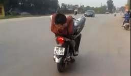 Nam thanh niên không MBH lái xe bằng chân bị phạt trên 6 triệu