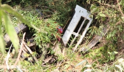 Xe tải lao xuống vực sâu 60m, mẹ tử vong tại chỗ, con trai 3 tuổi thoát chết