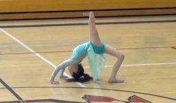 Màn biểu diễn phi thường của bé gái 8 tuổi khiêu vũ bằng 1 chân