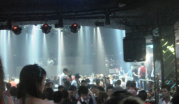 Cảnh sát đột kích bar, hàng trăm dân chơi nháo nhào chạy thoát thân