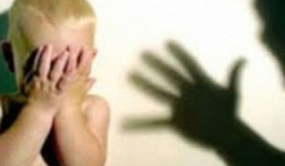 Cha tát con 3 tuổi ngã lăn quay tại siêu thị