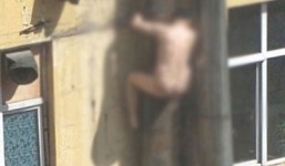 Hoảng loạn khi thấy người đàn ông “trần như nhộng” trong phòng con gái