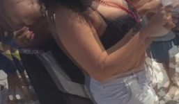 Hàng trăm người thản nhiên nhìn người phụ nữ bị cưỡng hiếp tập thể