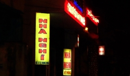 Rình phụ nữ 'theo trai' vào nhà nghỉ để tống tiền