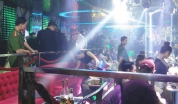 Hàng trăm dân chơi chạy toán loạn khi cảnh sát ập vào quán bar