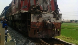 Tài xế thiếu quan sát, xe tải bị tàu hỏa kéo lê trên đường ray