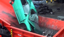 Video: Ô tô bị nghiền nát trong 2 phút