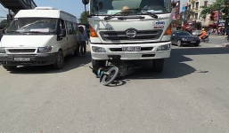 Một phụ nữ bị xe tải kéo lê hàng chục mét