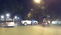 Video: Xe máy không mũ bảo hiểm đâm xế sang Range Rover