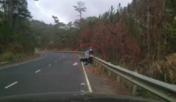 Video: Cặp đôi suýt mất mạng vì vượt ẩu trên đường đèo