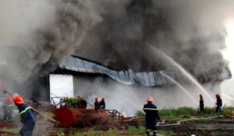 Cháy xưởng bông ở TP.HCM: Hàng trăm cảnh sát nỗ lực dập lửa