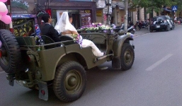 Dàn xe Jeep 'khủng' rước dâu trên phố Hà Nội