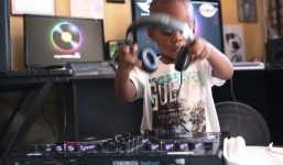 Video DJ 2 tuổi chơi đàn cực đỉnh thu hút hàng ngàn người hâm mộ