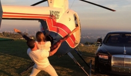 Đại gia khoe loạt ảnh “thác loạn” với người đẹp