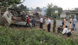 Hai xe khách đâm nhau, 14 người bị thương