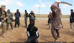 IS dùng dao bổ củi hành quyết người bị buộc tội phỉ báng