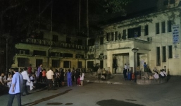 Khói bốc nghi ngút ở Bệnh viện Bạch Mai, bệnh nhân sơ tán khẩn