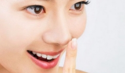 3 cách trị mụn đầu đen bằng nước hoa hồng đơn giản tại nhà