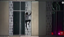 “Người nhện” Pháp lên đỉnh tháp xoay cao nhất thế giới bằng tay không