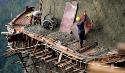Rùng mình cảnh thi công đường trên lưng chừng trời ở Trung Quốc