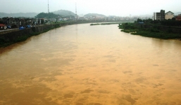 Hoảng hốt phát hiện thi thể người đàn ông trôi trên sông Hồng