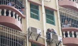 Video: Trốn cảnh sát, trộm ngồi lì trên máy điều hòa suốt 40 giờ