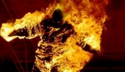 Trong cơn cuồng ghen, người đàn ông tưới xăng đốt tình địch