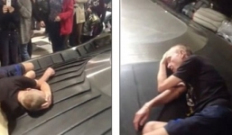 Video: Chết cười cảnh hành khách ngủ quên trên băng chuyền sân bay