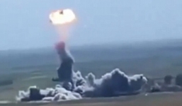 Video: Xe đánh bom liều chết của IS nổ như pháo hoa giữa không trung