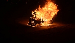 Đang lưu thông, xe máy bất ngờ bốc cháy