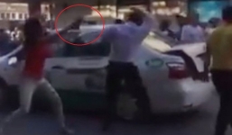 Clip: Cô gái hung hăng đập chai thủy tinh vào đầu tài xế taxi