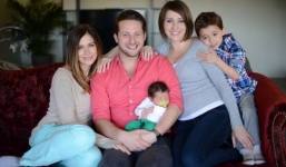 Chàng trai sống cùng, ngủ cùng giường cùng 2 nhân tình xinh đẹp