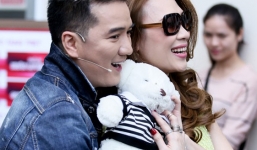 Đàm Vĩnh Hưng âu yếm tặng gấu bông cho Mỹ Tâm