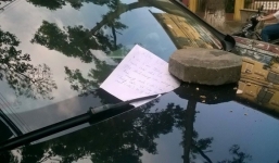 Xế hộp Audi tiền tỷ bị “ăn gạch” vì đỗ xe chặn cửa