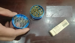 141 bắt giữ 2 thanh niên mang theo “máy xay cần sa”