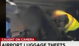 Clip nhân viên sân bay 'rút ruột' hành lý khách