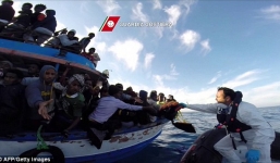 Xác người di cư bị ném xuống biển cho cá mập ăn