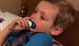 Video: Bé 2 tuổi khóc nức nở đòi tranh cử Tổng thống Mỹ