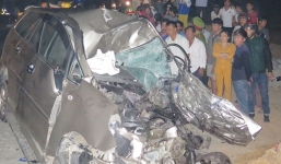 Xe con đấu đầu xe tải, 2 người chết kẹt trên xe