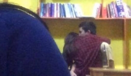 Nhức mắt cảnh bạn trẻ 'yêu' thái quá nơi công cộng