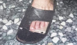 Kẻ bệnh hoạn dùng iPhone đặt dưới dép quay lén phụ nữ