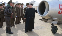 Kim Jong-un chụp hình cùng những người chế tạo máy bay dân dụng đầu tiên