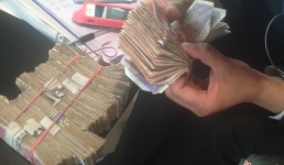 Đại gia vác 13 thùng tiền 700 triệu đi mua xe hơi